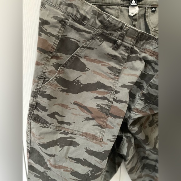 Reitmans size 20 petite twill Camo pants - Picture 4 of 4